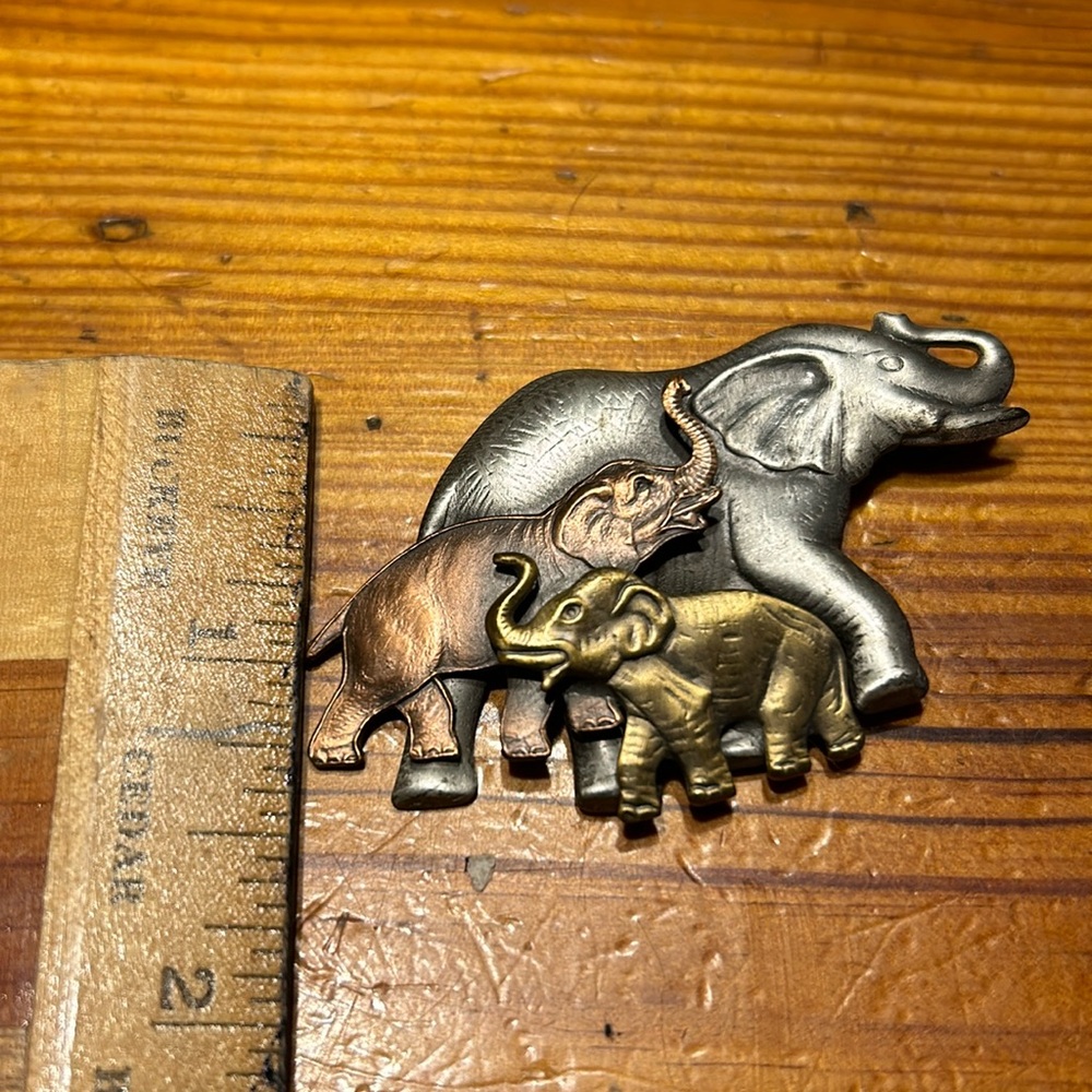 K & T Elephant Family Brooch Tricolor